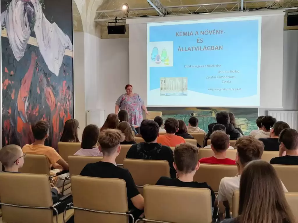 Máriás Ildikó, aki az elmúlt napokban Budapesten, a Magyarság Háza Galériában magyarországi általános iskolás diákoknak tartott rendhagyó хемијаórákat