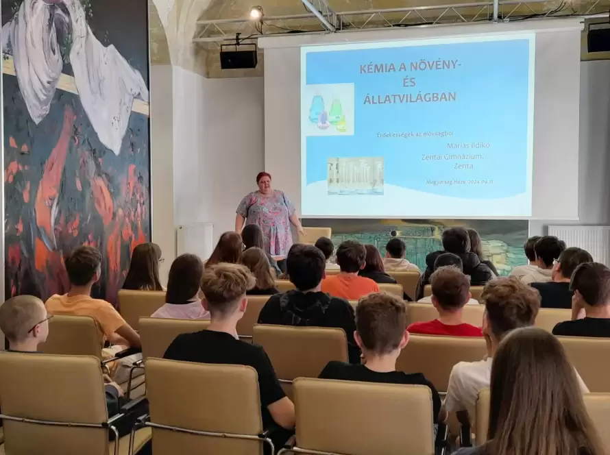 Máriás Ildikó, aki az elmúlt napokban Budapesten, a Magyarság Háza Galériában magyarországi általános iskolás diákoknak tartott rendhagyó kémiaórákat